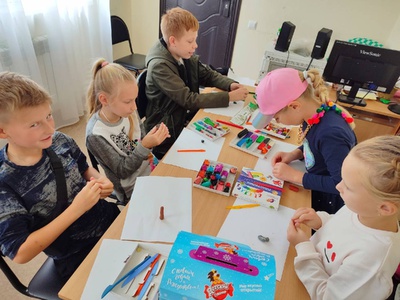 Сегодня ребята создавали пластилиновый осенний лес с его жителями и придумывали интересные осенние истории